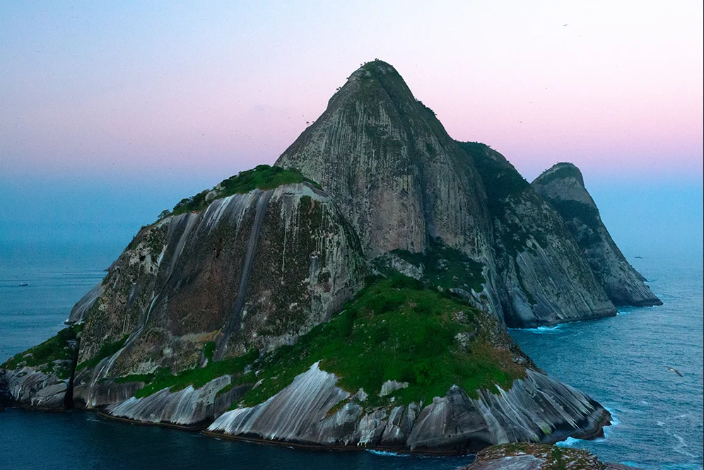 Costa brasileira, os dez maiores absurdos, imagem da ilha de alcatrazes, SP