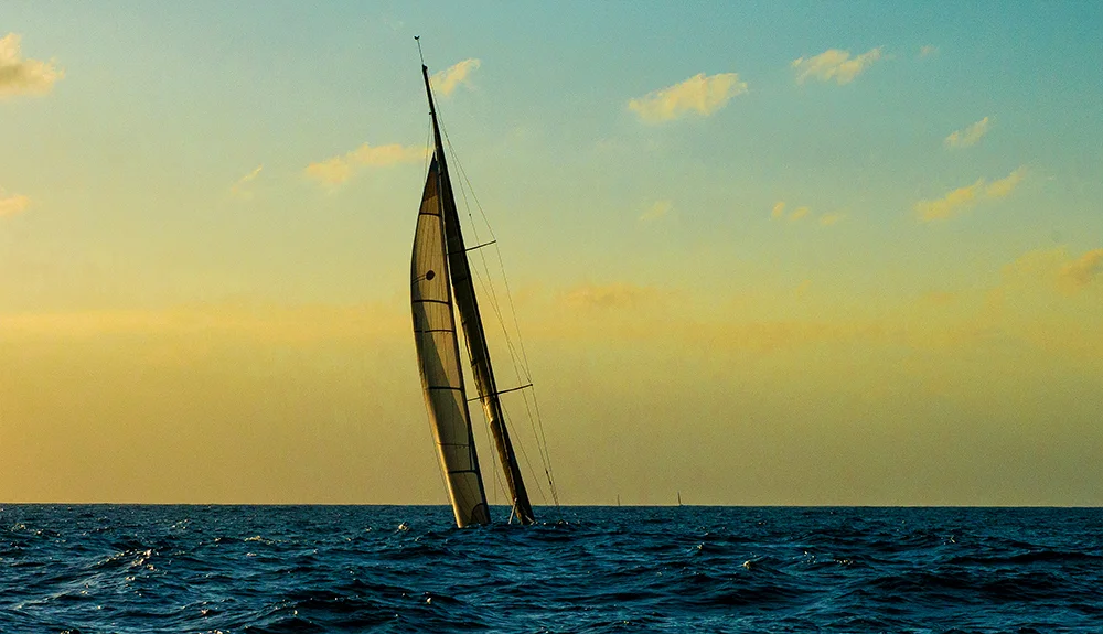 Ubatuba Sailing Week , imagem de veleiro no cavado da onda
