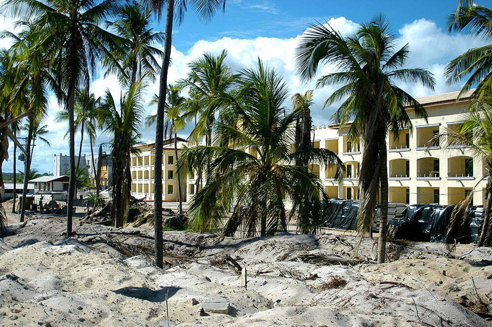 Costa brasileira, os dez maiores absurdos, image de hotel em construção, praia do Forte