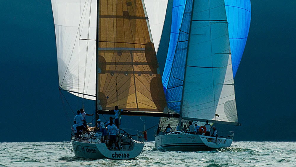 Ubatuba Sailing Week, imagem de dois veleiros na Ubatuba Sailing Week