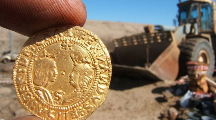 Tesouro encontrado em naufrágio, imagem de moeda de ouro de naufrágio