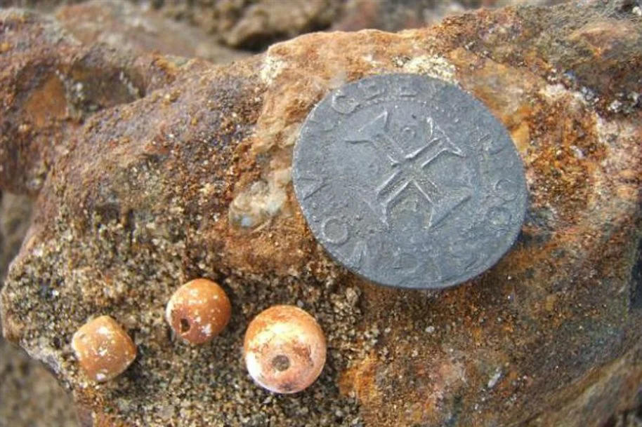 Tesouro encontrado em naufrágio, imagem de uma moeda antiga achada em naufrágio