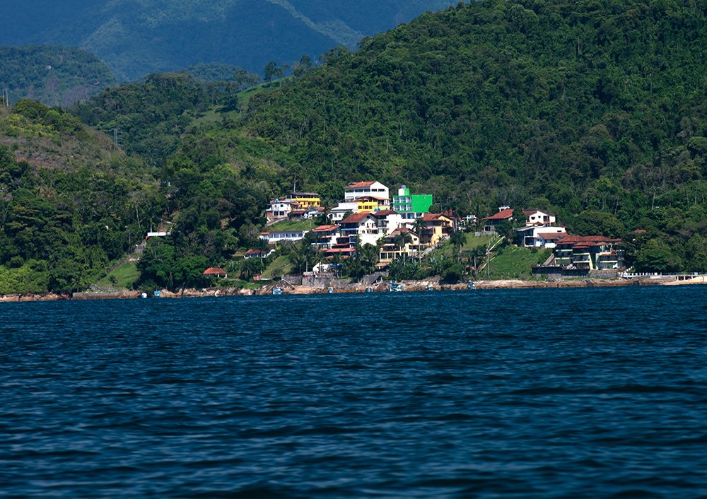 Rio adere às PPPs para áreas protegidas, imagem de morro superadensado em ilha grande