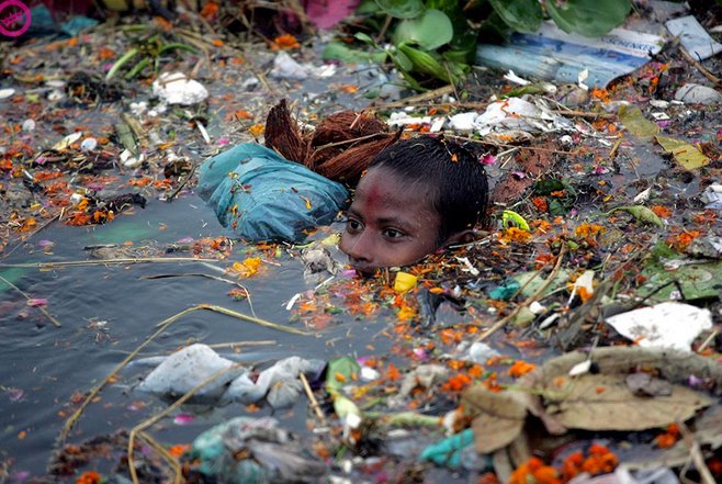  imagem de menina nadando em mar cheio de plástico
