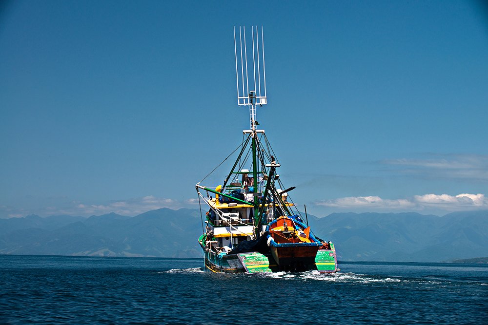 Subsídios à pesca no Brasil do PT: insustentáveis, imagem de barco de pesca