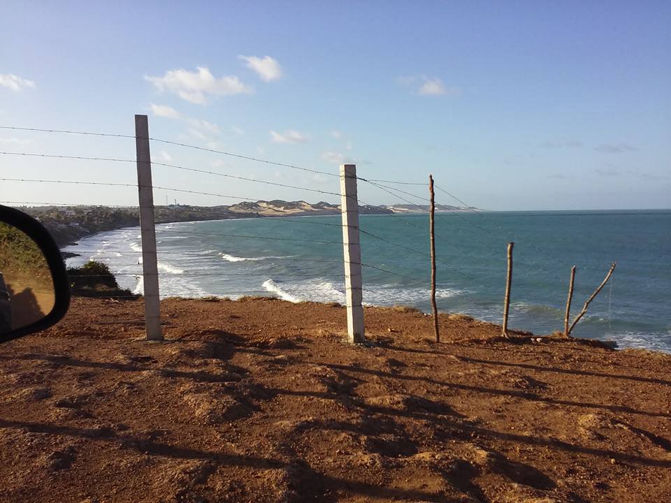 Praias do Rio Grande do Norte, imagem de falesia-ocupada com cerca de arame, RN