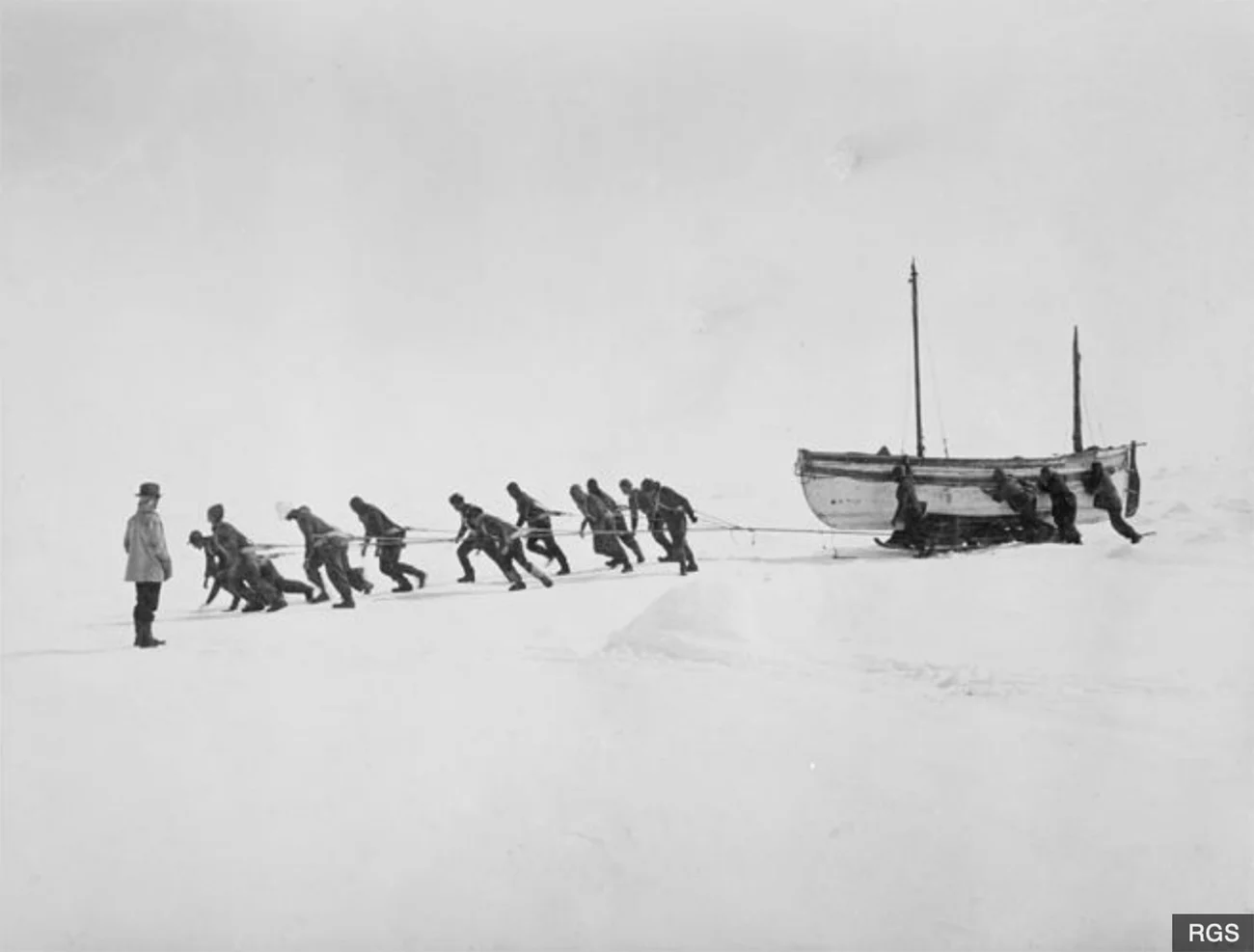 imagem da tripulação de puxando um bote na banquisa de gelo