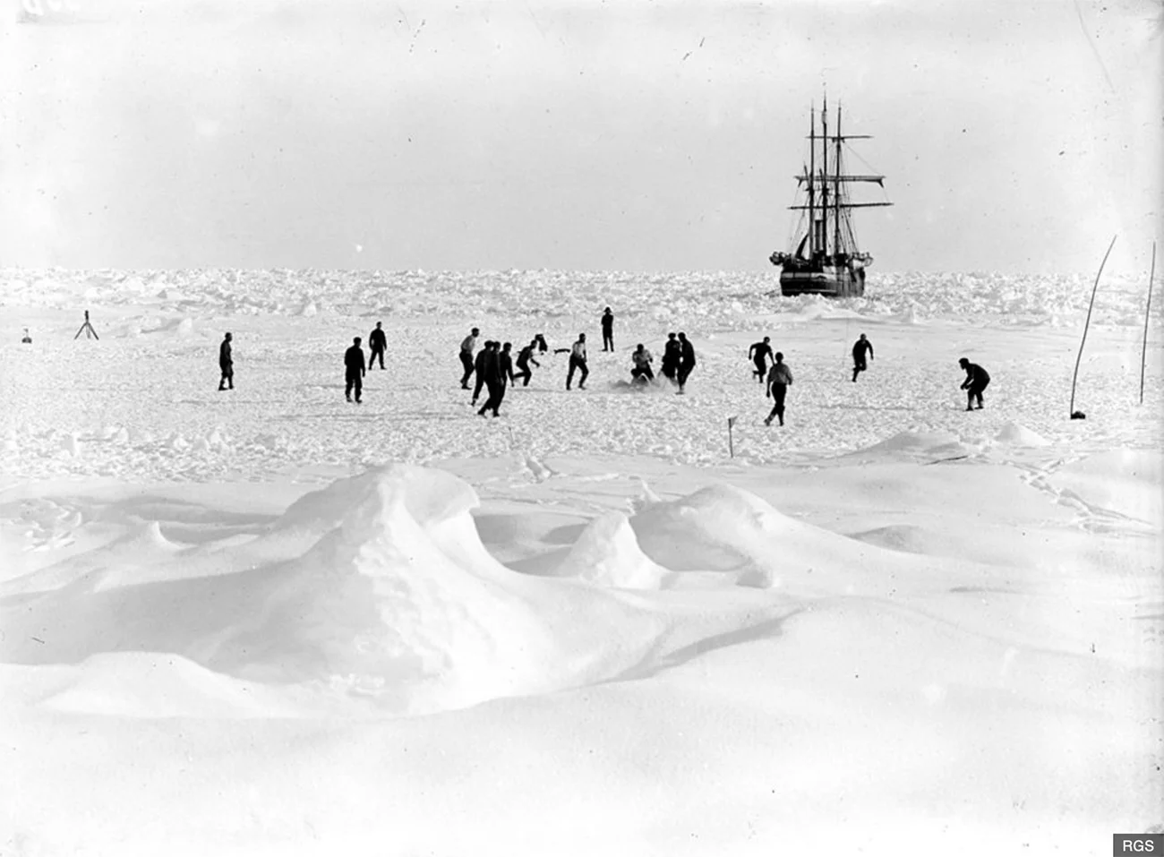 Imagem da tripulação de Ernest Shackleton jogando futebol no gelo
