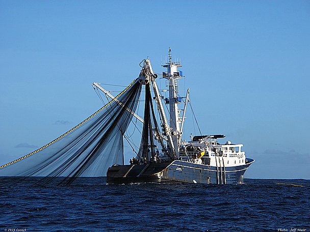 O alto- mar, imagem de barco pesqueiro industrial