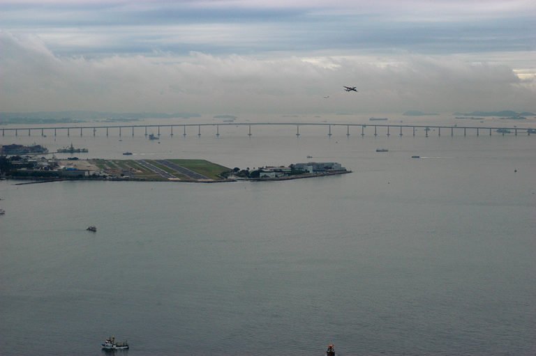 imagem da baía de guanabara vista do alto