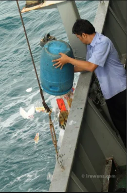 imagem de lixo jogado no mar por navio