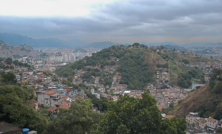  imagem de favelas no entorno da baía de gunabara