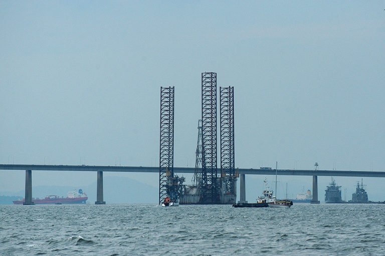  imagem de Plataformas de petróleo na baía de Guanabara