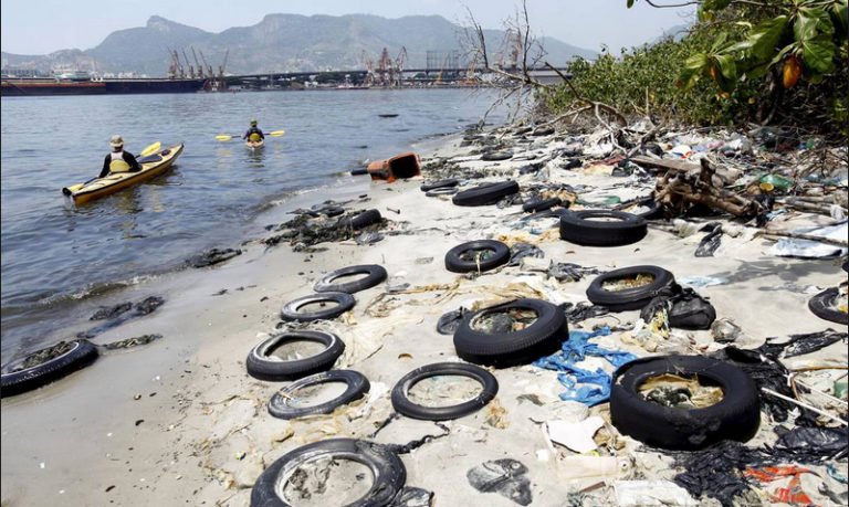  imagem de praia poluída 
