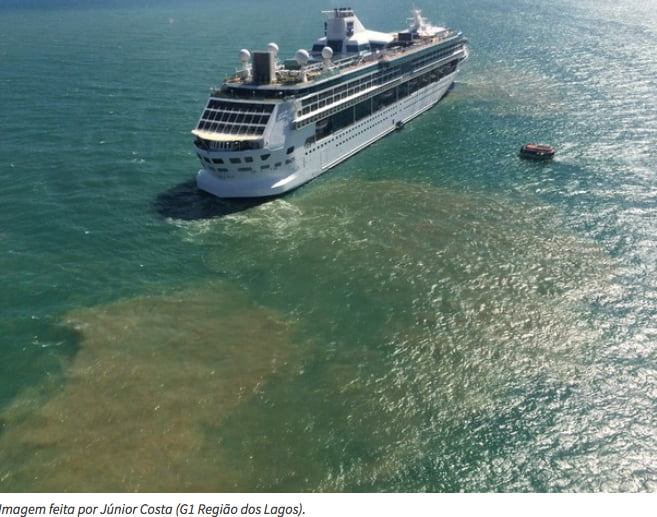Navios descartam lixo no mar, imagem de navio da MSC com mancha de poluição