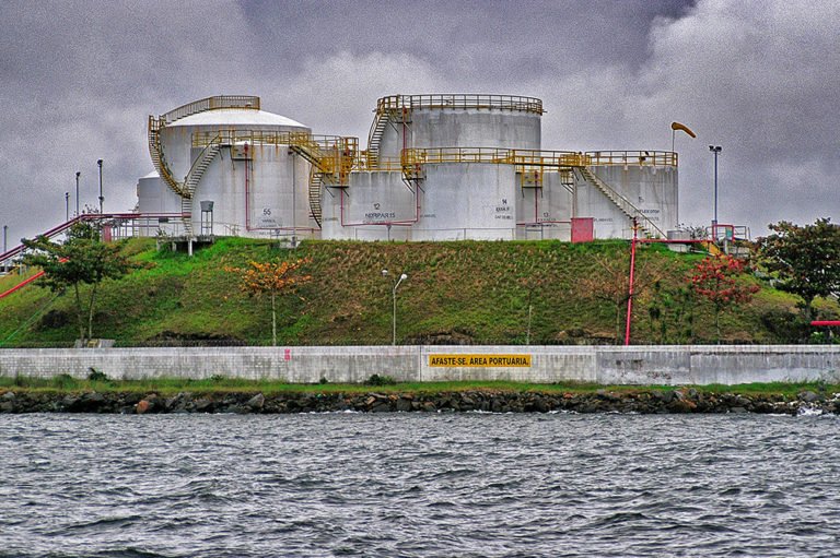 imagem de refinaria dentro da baía de guanabara
