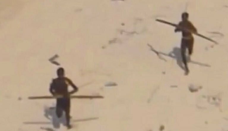 imagem de habitantes de ilha isolada e perigosa no Índico