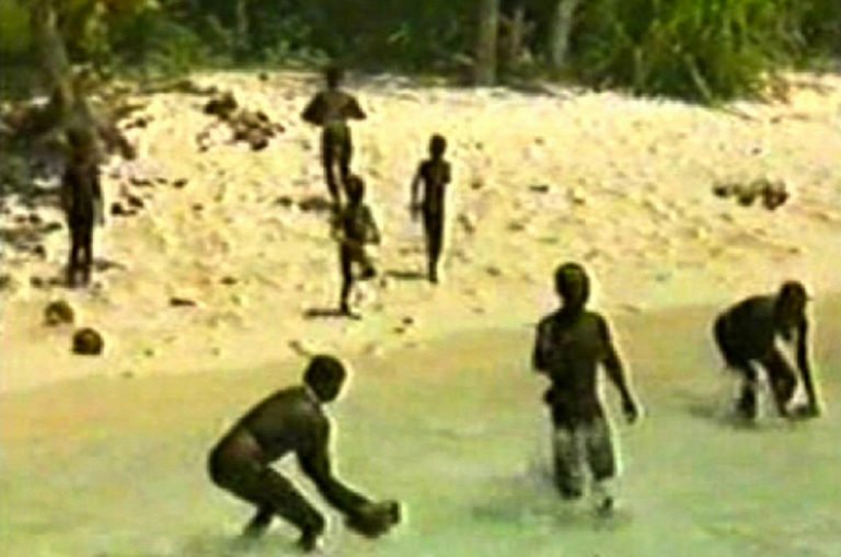 Descoberta a ilha Utopia: Sentinela do Norte, Índico, imagem de habitantes da ilha sentinela do norte