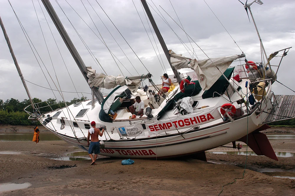  imagem do veleiro mar sem fim encalhado no litoral do Amapá