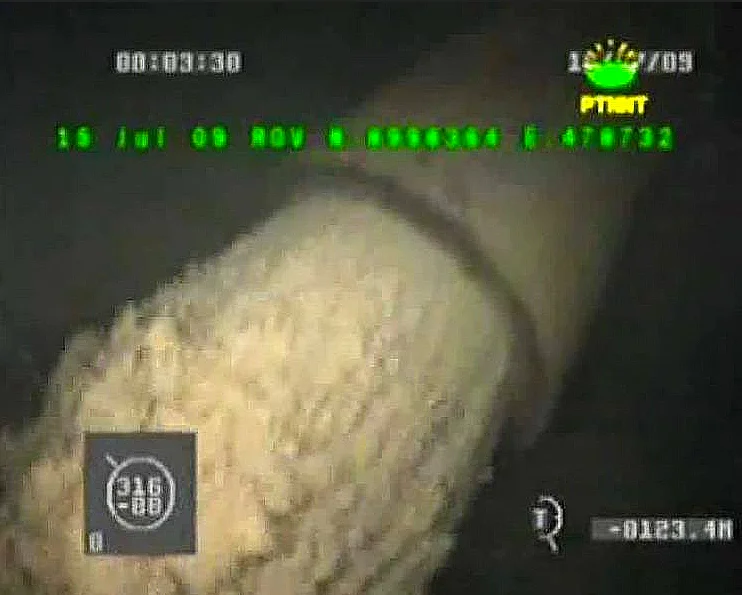 imagem de tubo de rejeito de minério no mar