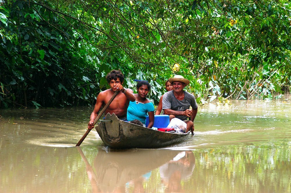  imagem de família em canoa no litoral do Amapá,