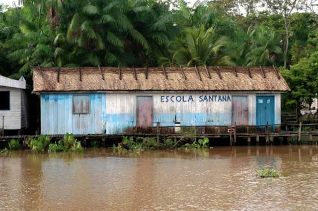 Despoluição dos oceanos, imagem de escola na amazônia