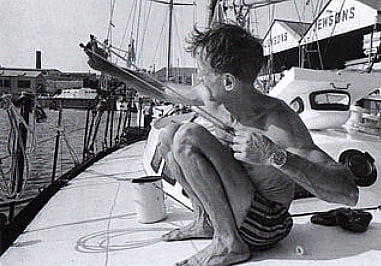 imagem de Bernard Moitessier em seu veleiro joshua