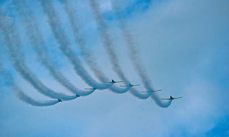 imagem da esquadrilha da fumaça no céu