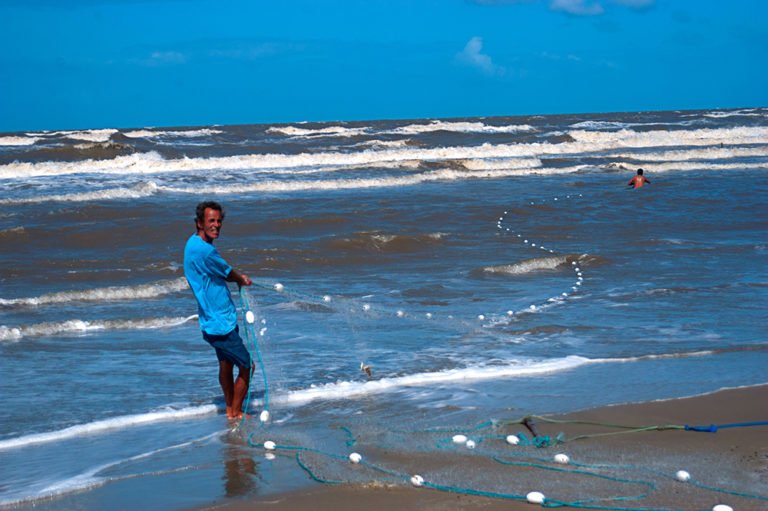 imagem de rede de arrasto na arrebentação em praia do cassino