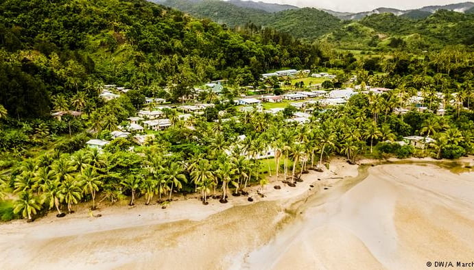 imagem de praia desaparecendo na República das Fíji