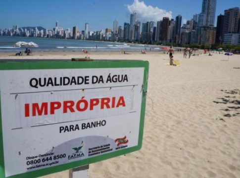 placa indica praia imprópria para banho
