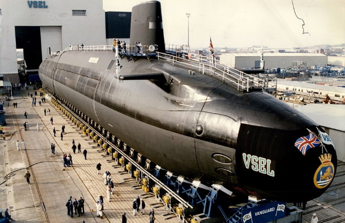 imagem de submarino classe Vanguard no seco
