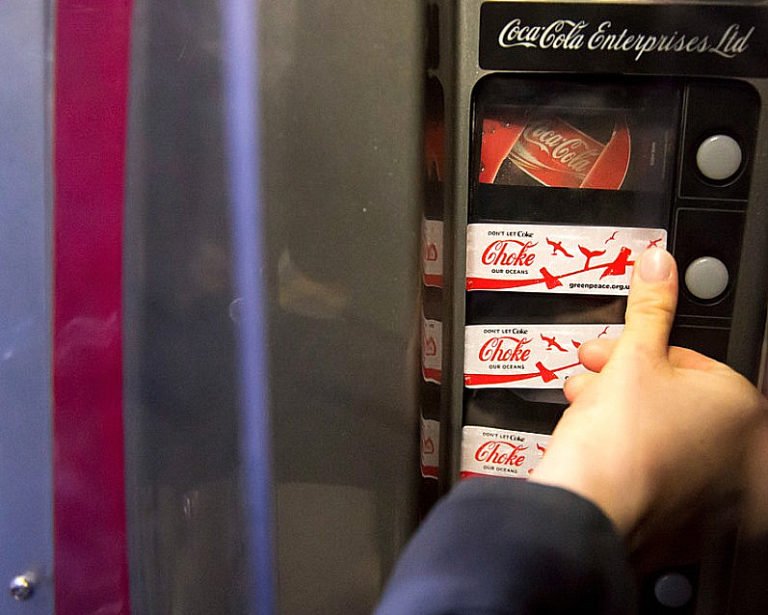 imagem de meaquina de venda de coca- cola ilustrando post Coca- cola e plástico no mar