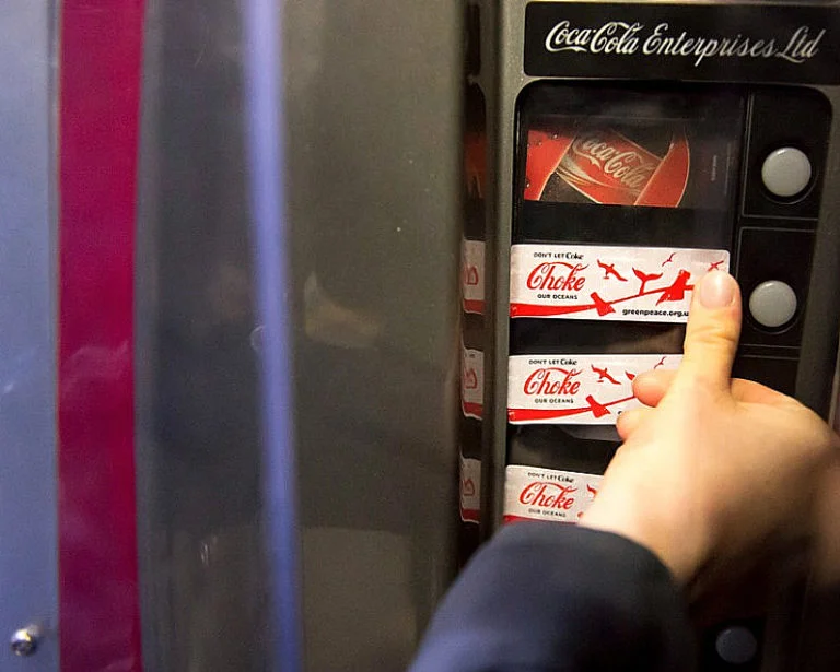 imagem de meaquina de venda de coca- cola ilustrando post Coca- cola e plástico no mar