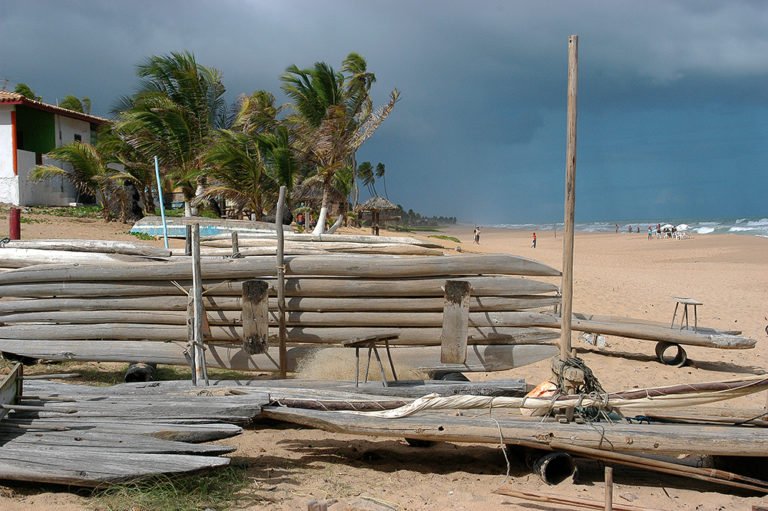 imagem de jangadas em praia