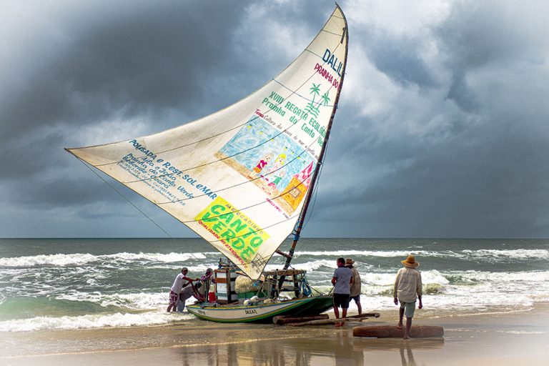 imagem de jangada em praia do ceará