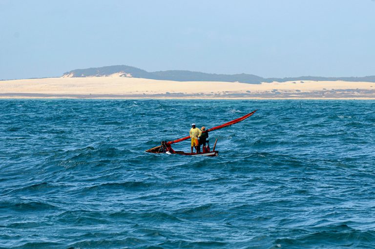 imagem de jangada na costa do ceará
