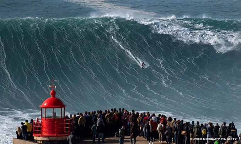 imagem de onda de Nazaré sendo surfada