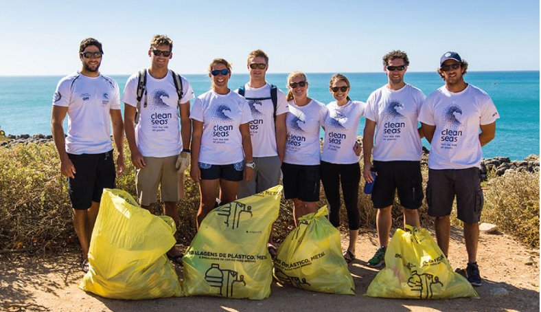 imagem de tripulação de veleiro da Volvo Ocean race que aderiu à campanha Lixo plástico nos oceanos