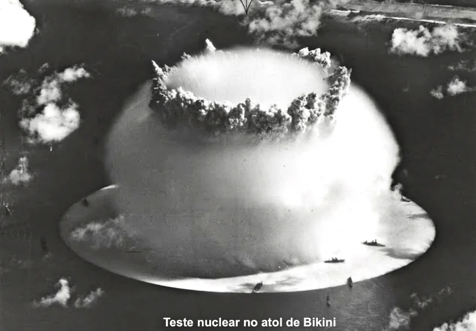 imagem do atol de Bikini durante explosão nuclear