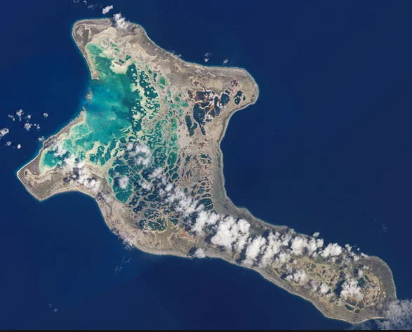 Imagem do atol Kiritimati, o maior do mundo