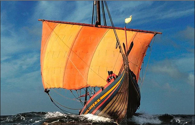 imagem de barcos dos vikings reconstruído e navegando