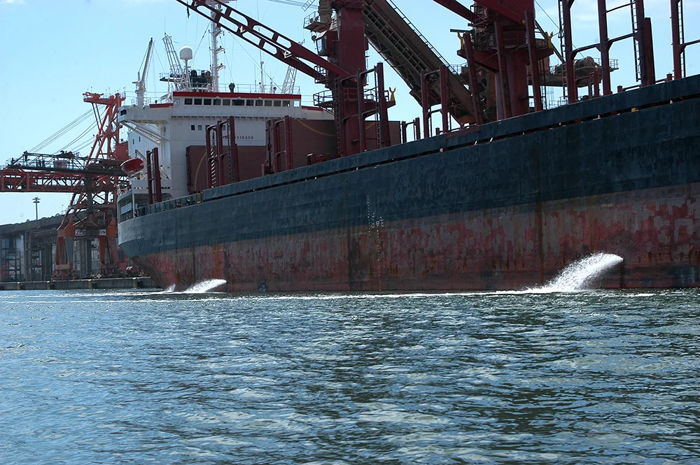 imagem de navio desmastreando no porto de Parabaguá