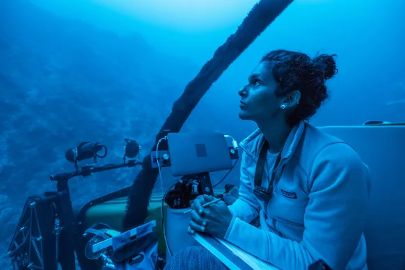 imagem da pesquisadora Diva Amon em submarino no arquipélago de São Pedro e São Paulo