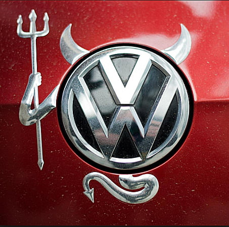imagem de charge do logotipo da Volkswagen e aquecimento global