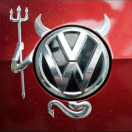 imagem de charge do logotipo da Volkswagen e aquecimento global