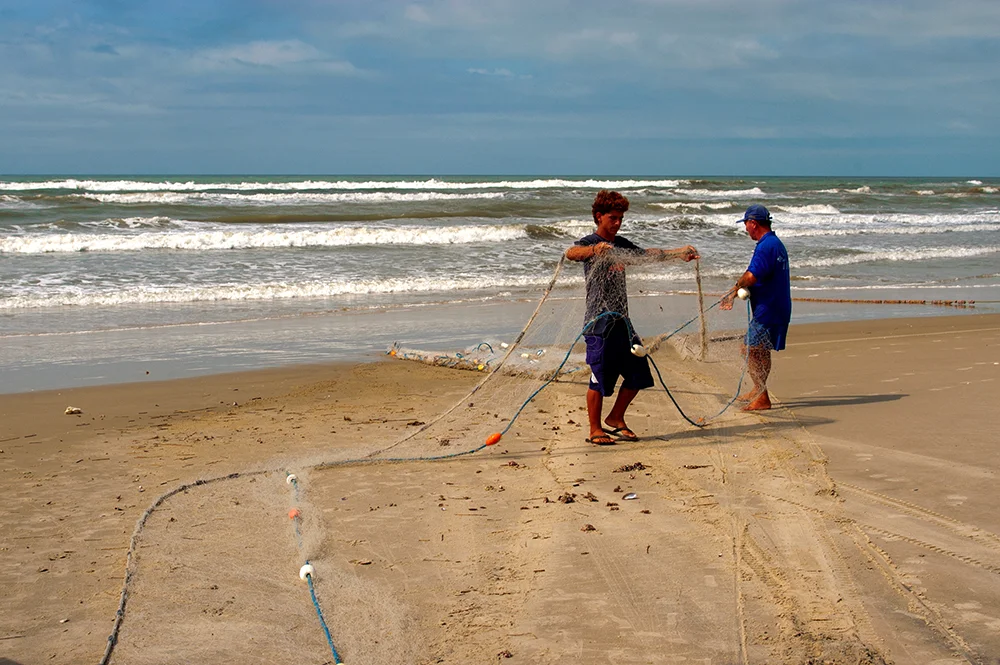 imagem de pesca artesanal, e seus malefícios em praia do Rio Grande do Sul