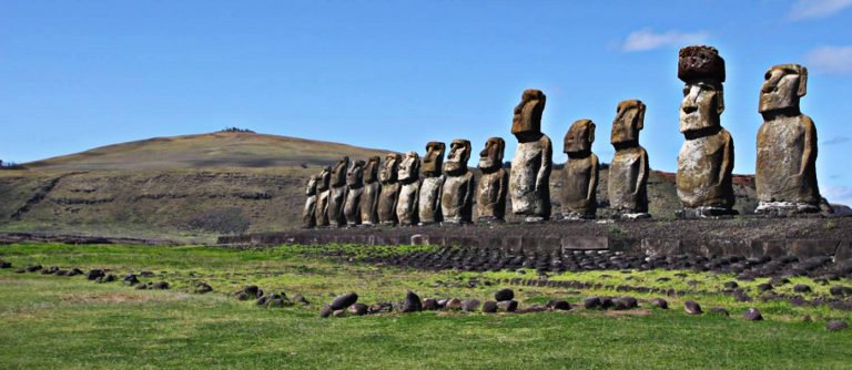 imagem de moais na Ilha de Páscoa
