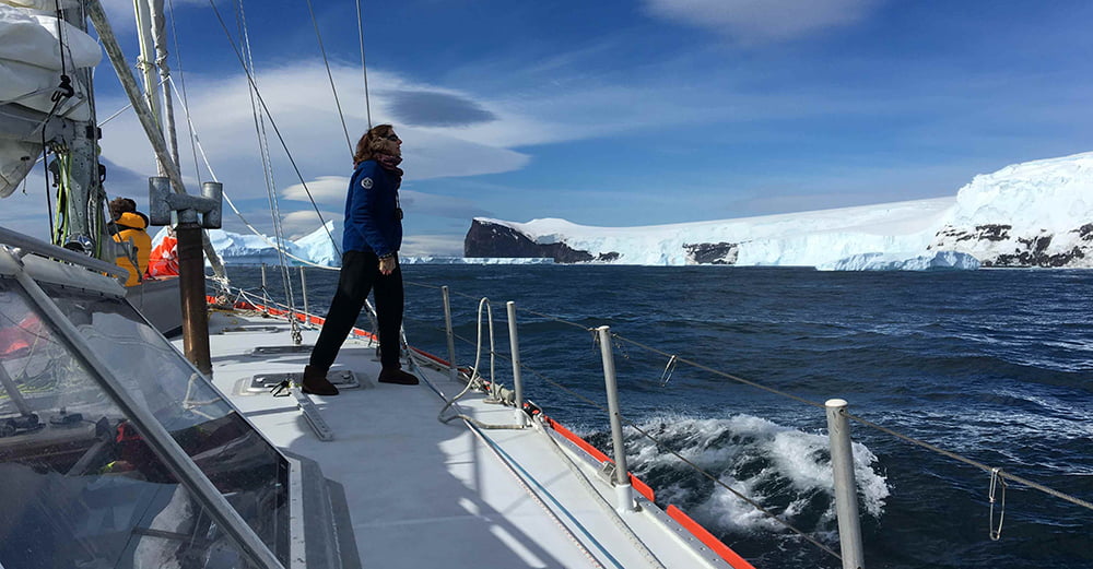 imagem de veleiro na Antártica