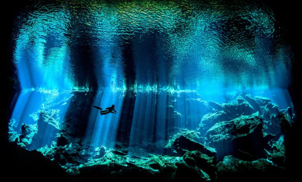 foto submarina de caverna na península de yucatan